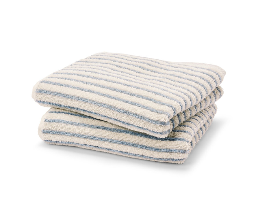 Dwa jasnoniebieskie ręczniki w paski leżą złożone na sobie.