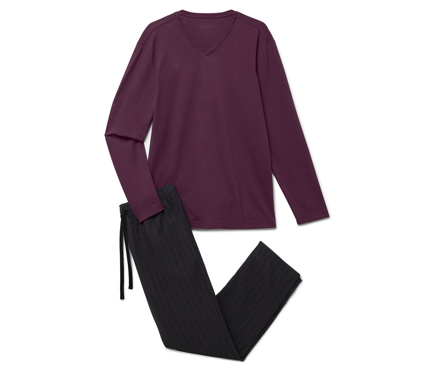 Fioletowa koszula nocna z długim rękawem i czarne spodnie od piżamy w paski ze sznurkiem.