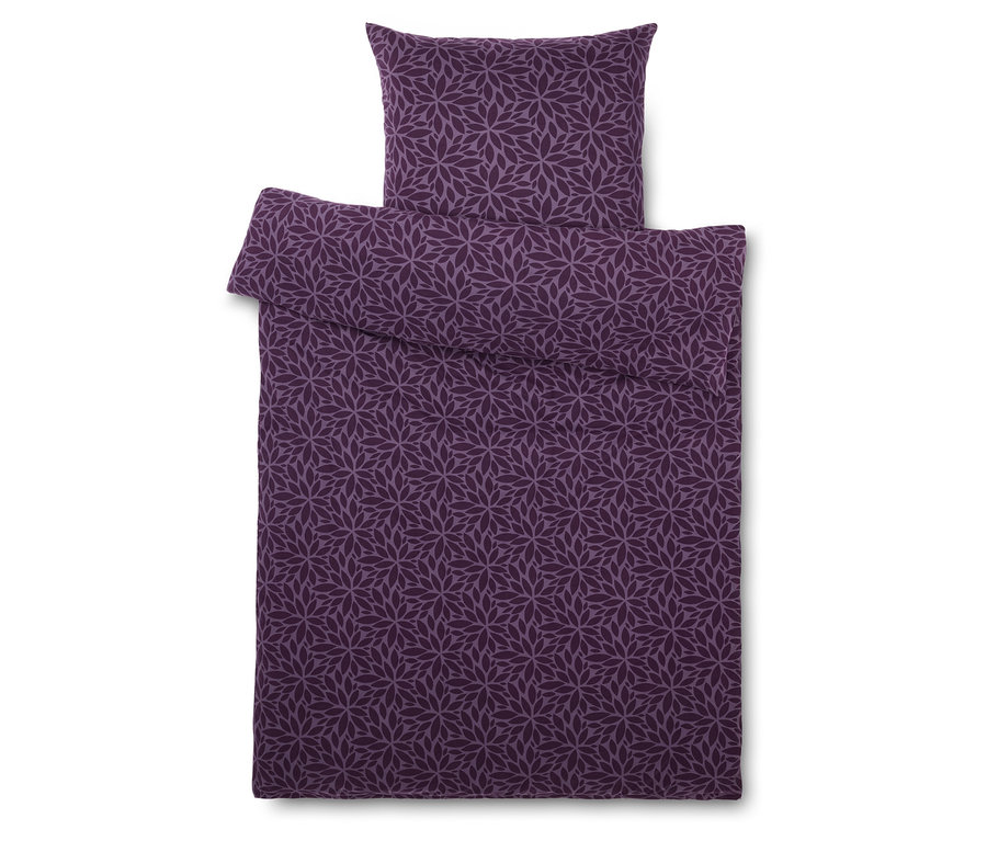 Fioletowa pościel we wzór kwiatowy.