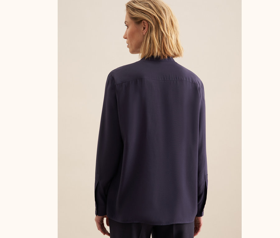 Widok z tyłu blondynki w tunice z wiskozy Seidensticker.