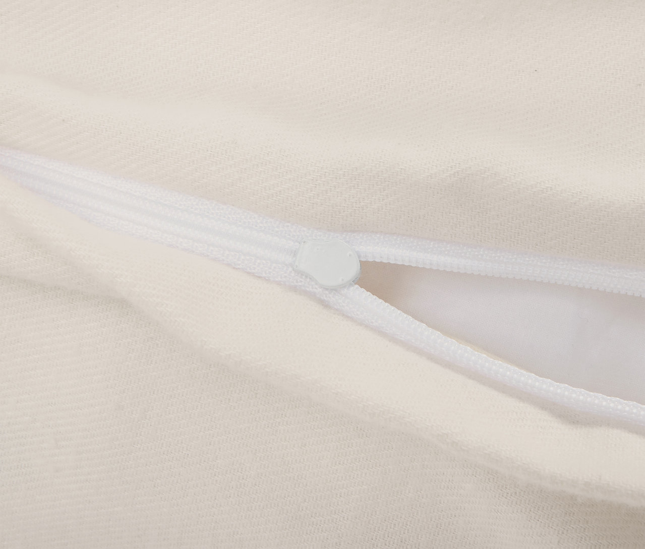 Zbliżenie na zamek błyskawiczny standardowej flanelowej pościeli.