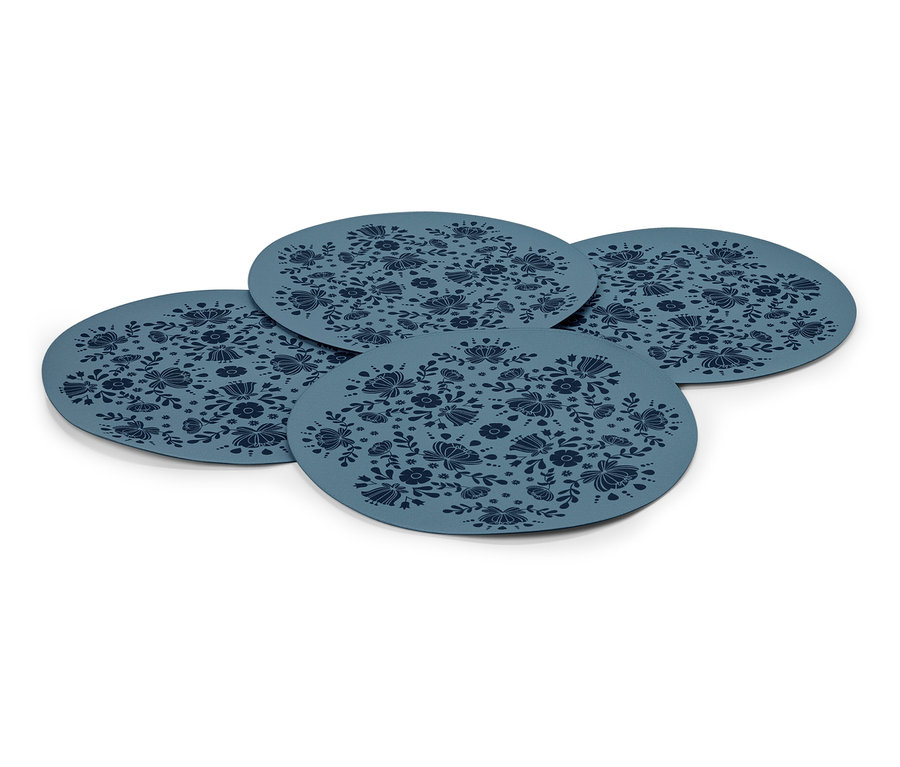 Cztery niebieskie podkładki na stół z kwiatowym wzorem.
