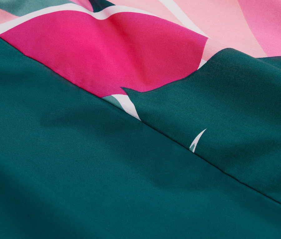 Szczegół pościeli perkalowej ze wzorem liści.