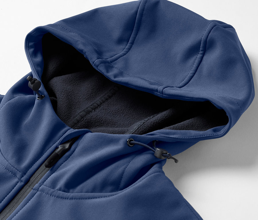 Szczegół granatowej kurtki softshell z kapturem.