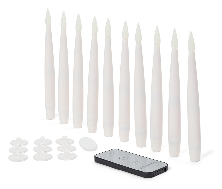 Dziesięć białych świec LED z pilotem i przezroczystymi podstawkami.