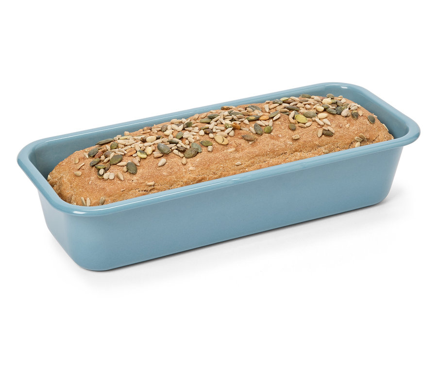 Chleb z nasionami w niebieskiej formie do pieczenia.