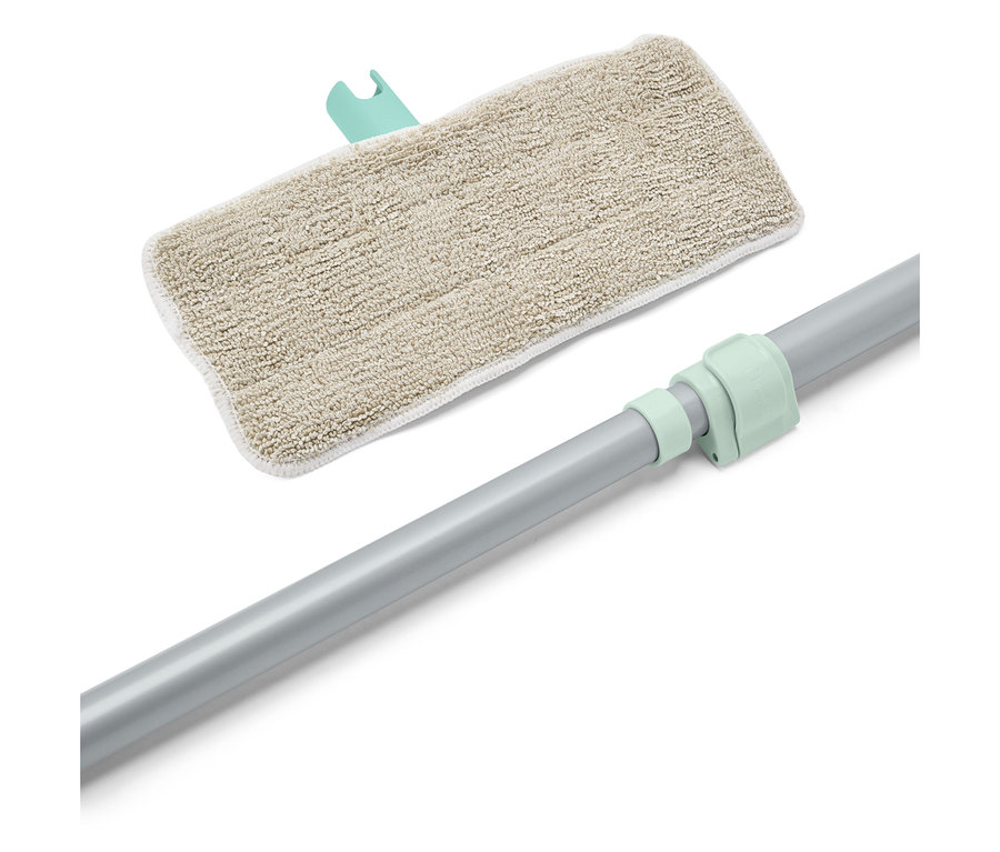 Mop z beżową główką i srebrnym drążkiem.