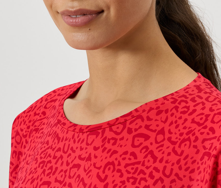 Szczegół damskiej czerwonej bluzki we wzory.