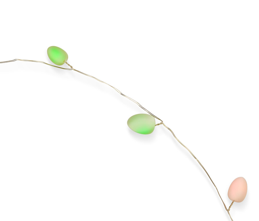 Dekoracyjny łańcuch świetlny z trzema pastelowymi jajkami wielkanocnymi (zielone, różowe) na białym tle.