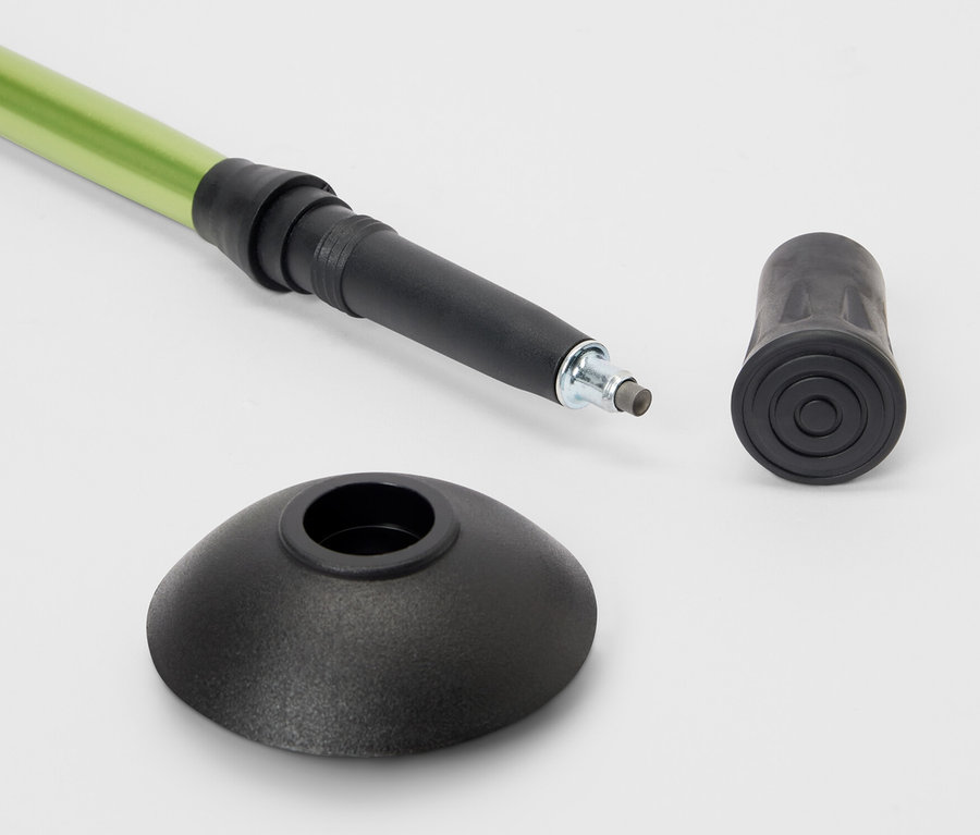 Zbliżenie składanego kija trekkingowego z akcesoriami.