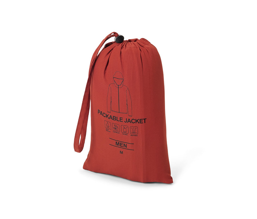 Czerwony worek ze sznurkiem ze słowami "PACKABLE JACKET".