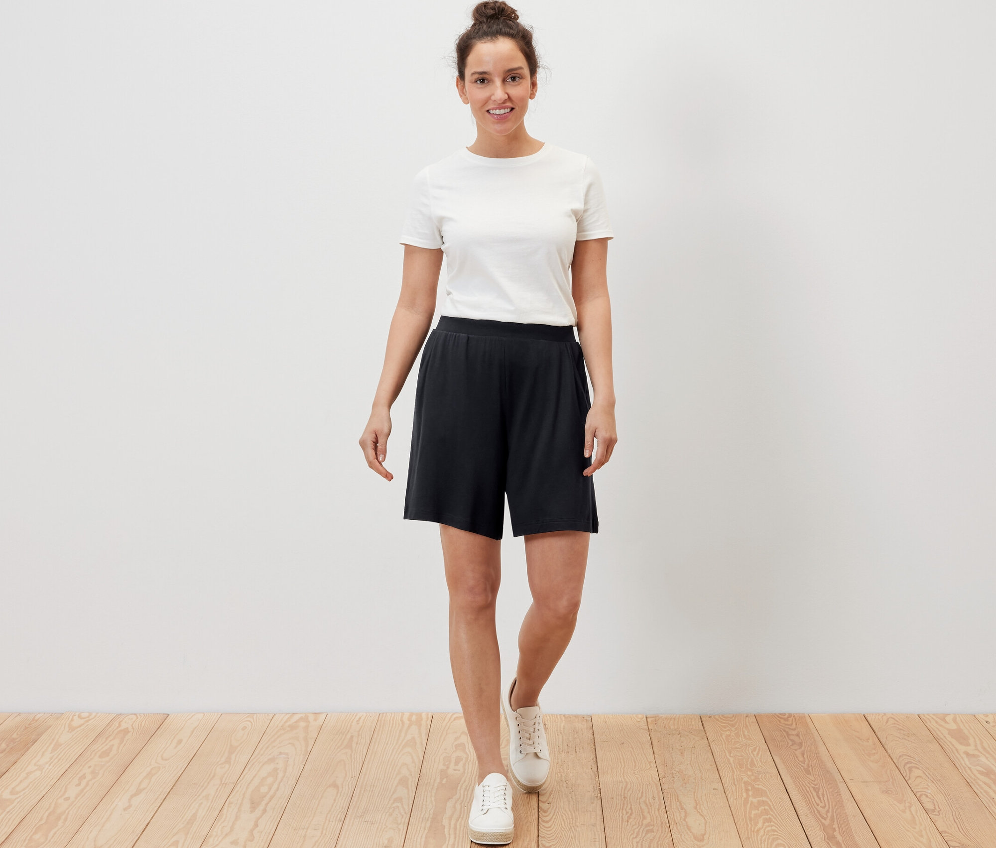Kobieta ma na sobie czarne szorty z dżerseju.