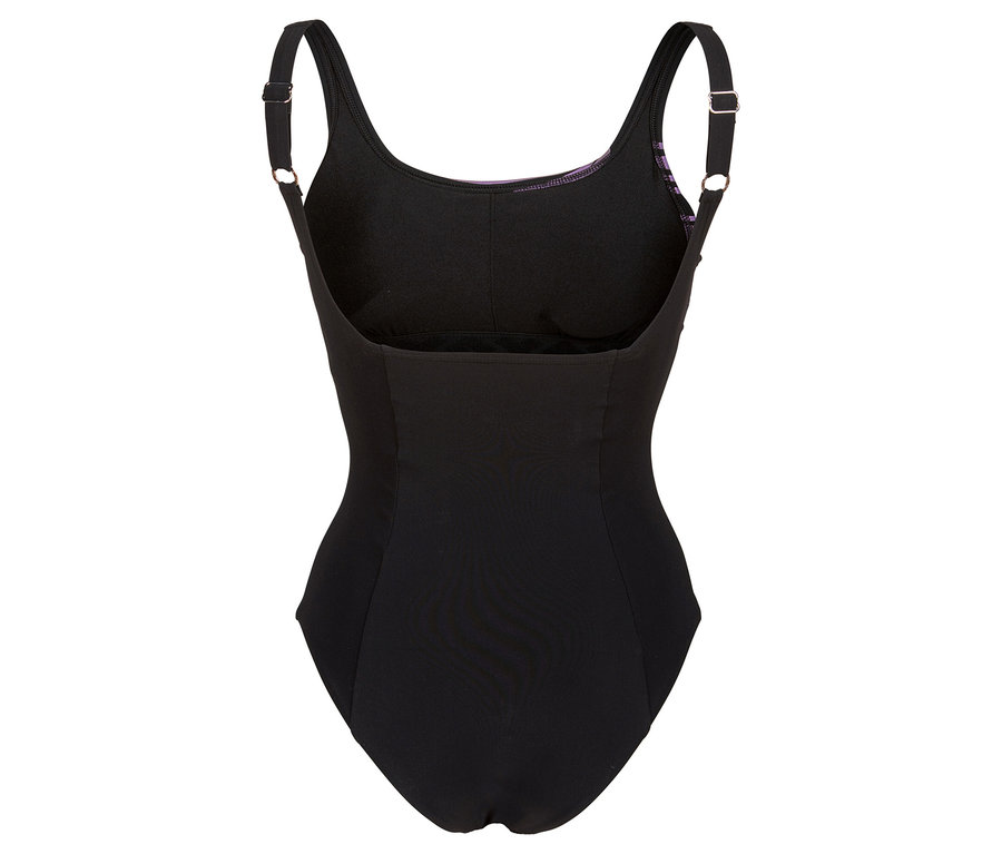 Czarny strój kąpielowy z regulowanymi ramiączkami, sfotografowany od tyłu.