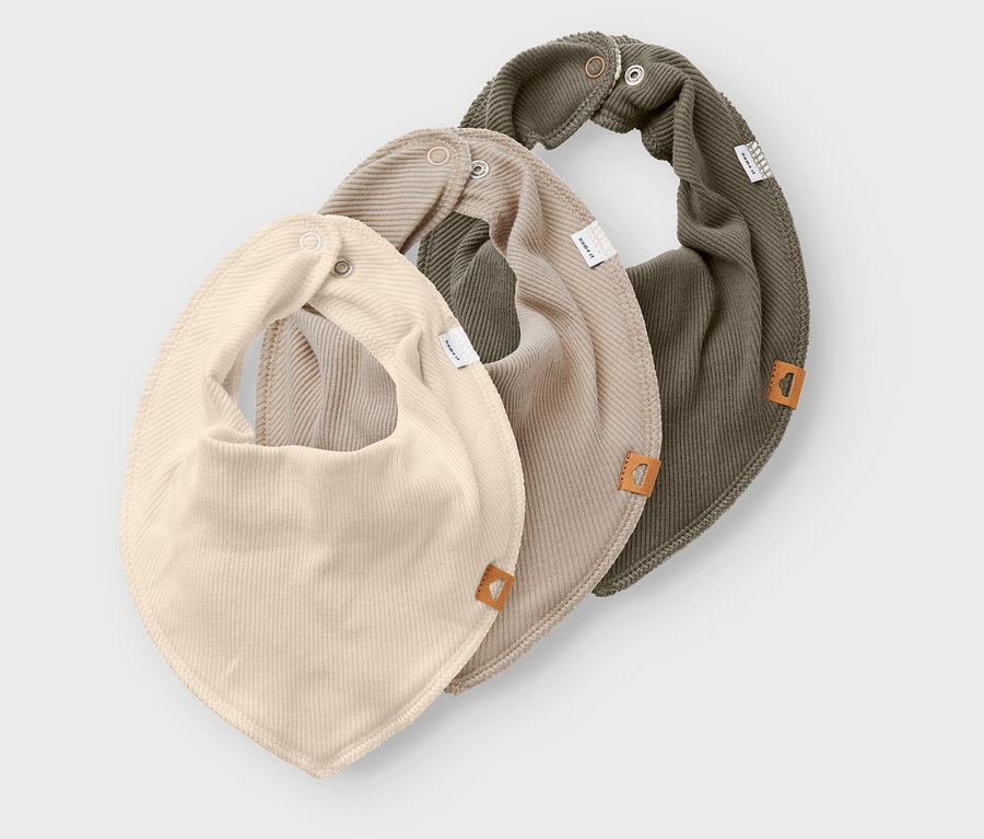 Trzy polarowe chusty na szyję NAME IT w kolorach beżowym, brązowym i zielonym leżą na sobie.