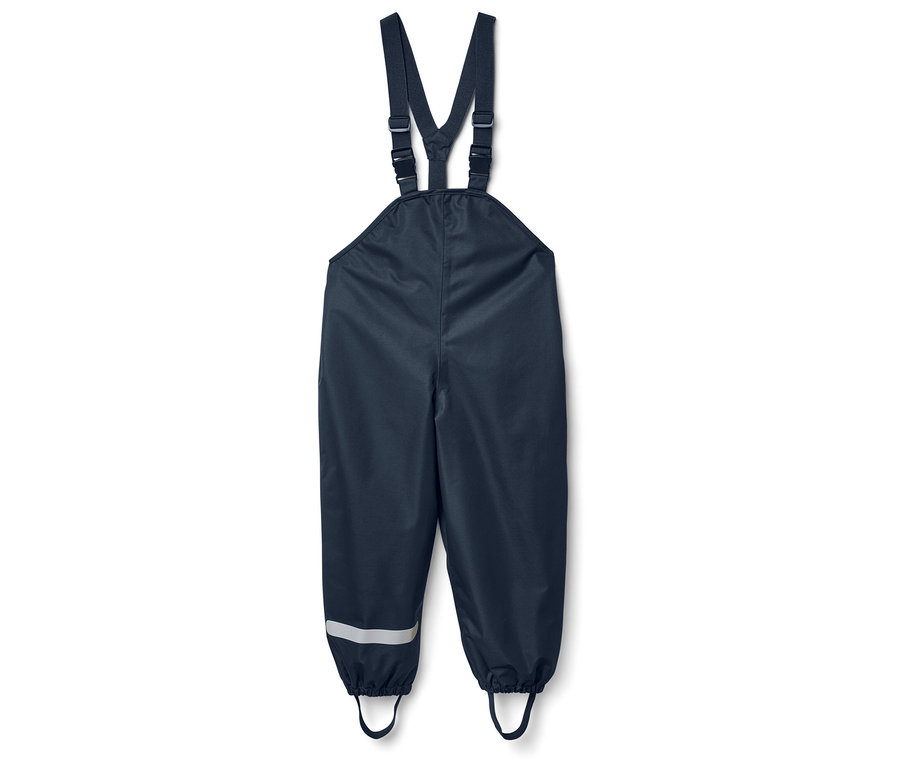 Granatowe spodnie przeciwdeszczowe na szelkach z paskami odblaskowymi na nogawkach.