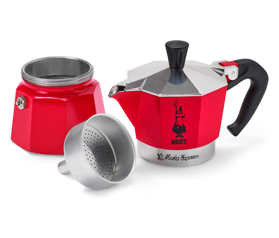Czerwony ekspres do kawy Bialetti stoi obok niezmontowanych części na białym tle.