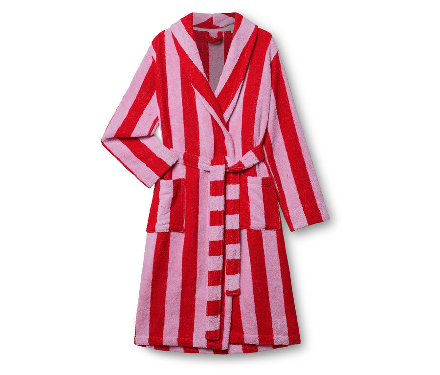 Pasiasty szlafrok w kolorze czerwonym i różowym z paskiem do wiązania i kieszeniami.