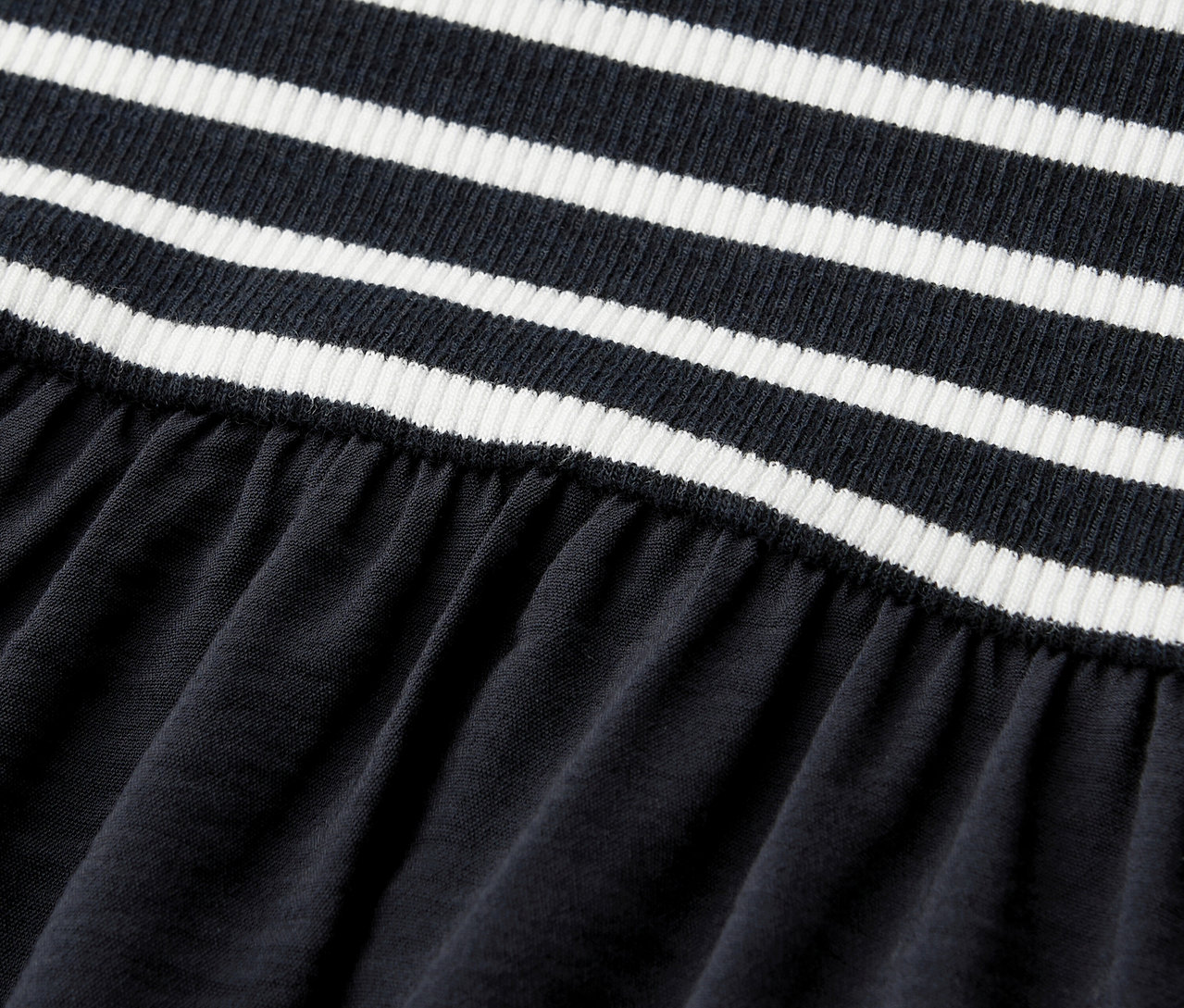 Zbliżenie na górę w paski i dół sukienki Street One.