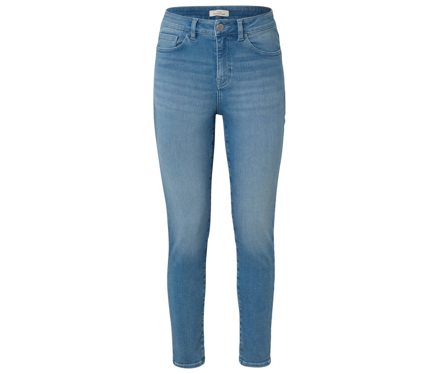 Jasne, obcisłe dżinsy.