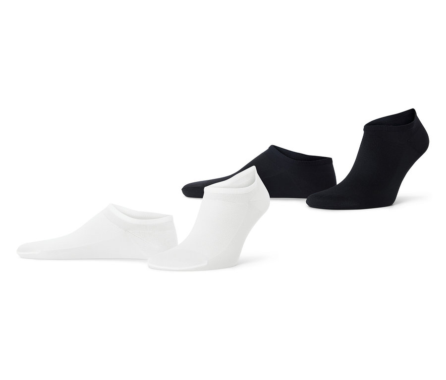 Dwie pary bardzo cienkich skarpet stopek w kolorze czarnym i białym leżą na białym tle.