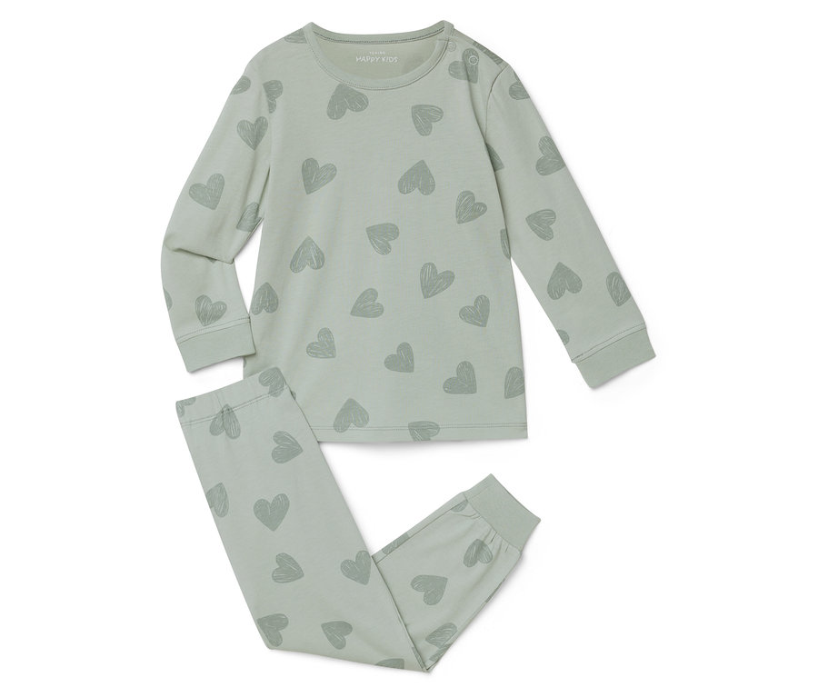 Jasnozielona piżama z wzorem serca leży na białym tle.