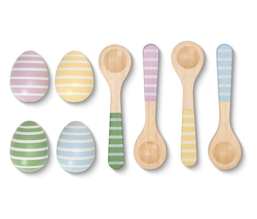 Zbliżenie na paski pisanki i pasujące kolorystycznie drewniane łyżki na białym tle.