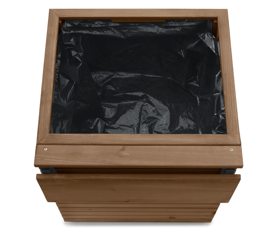 Widok z góry na kwadratową, brązową drewnianą donicę z czarną folią w środku.