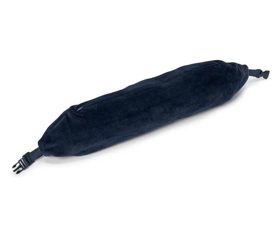 Długa, granatowa poduszka leży ukośnie na białej powierzchni.