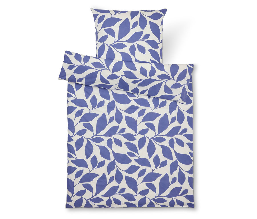 Komplet pościeli z niebieskim nadrukiem liści na białym tle, składający się z poszewki na poduszkę i poszwy na kołdrę.