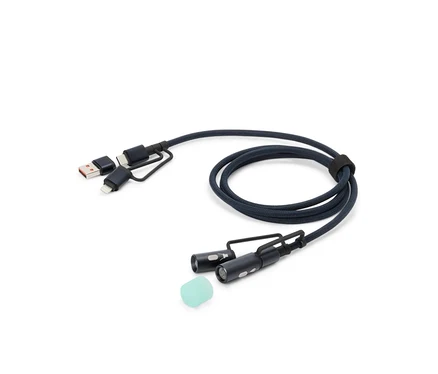 Niebieski kabel ładujący z końcówkami USB, USB-C i Lightning oraz dwiema małymi lampkami LED i silikonową nakładką leży na białym tle.