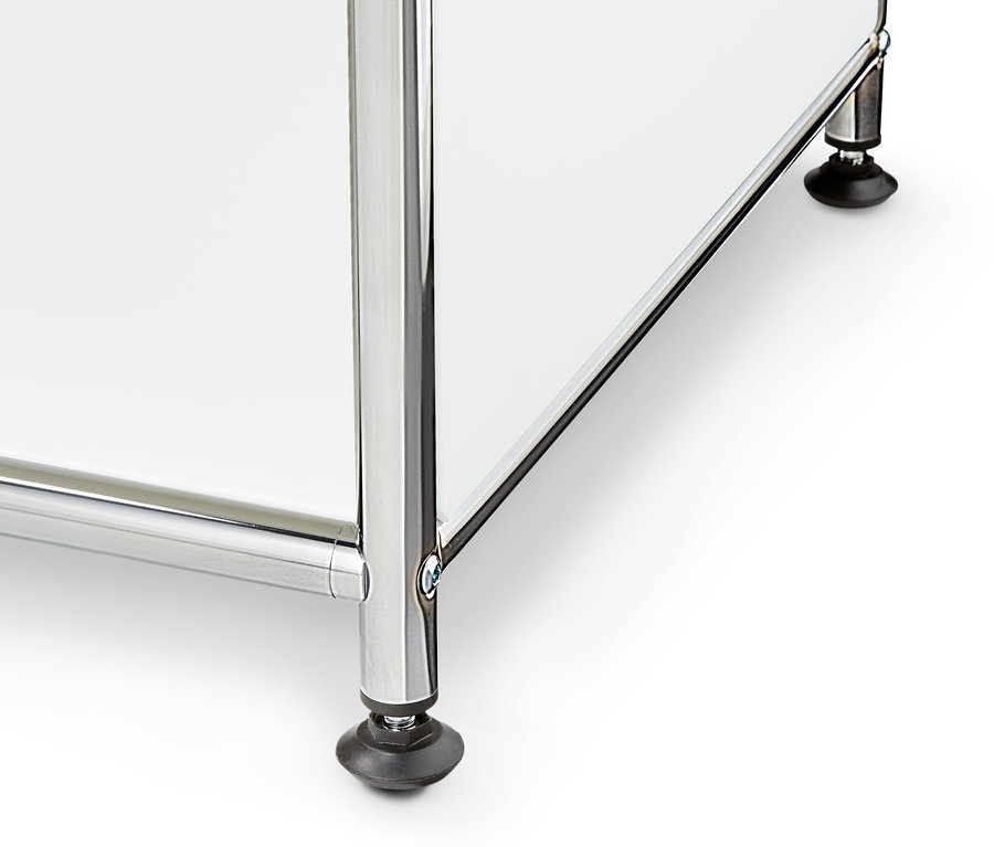 Detal metalowej szafki typu sideboard z 2 klapami, biała.