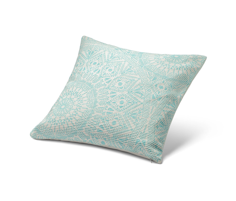 Dekoracyjna poszewka na poduszkę z niebiesko-białym wzorem.