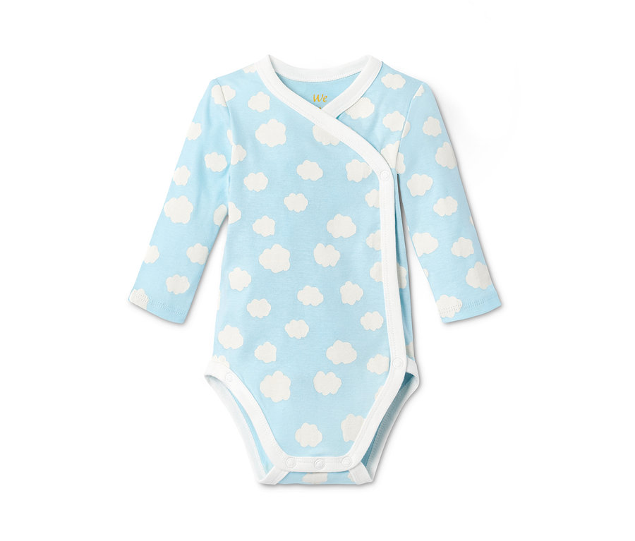 Niebieskie body niemowlęce w chmurki, część 4-częściowego zestawu z bawełny ekologicznej.
