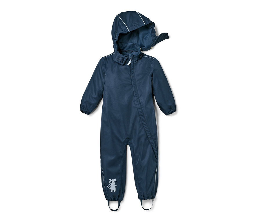 Granatowy kombinezon przeciwdeszczowy z kapturem i rysunkiem szopa pracza na nogawce.