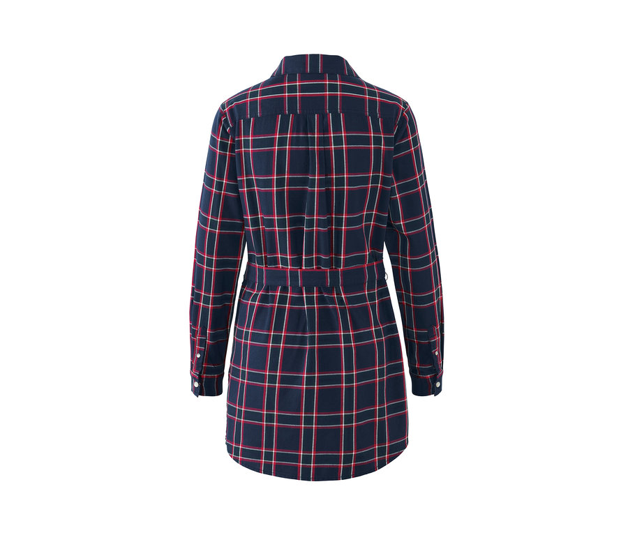 Widok z tyłu na długą bluzkę w kratkę z flaneli z paskiem.