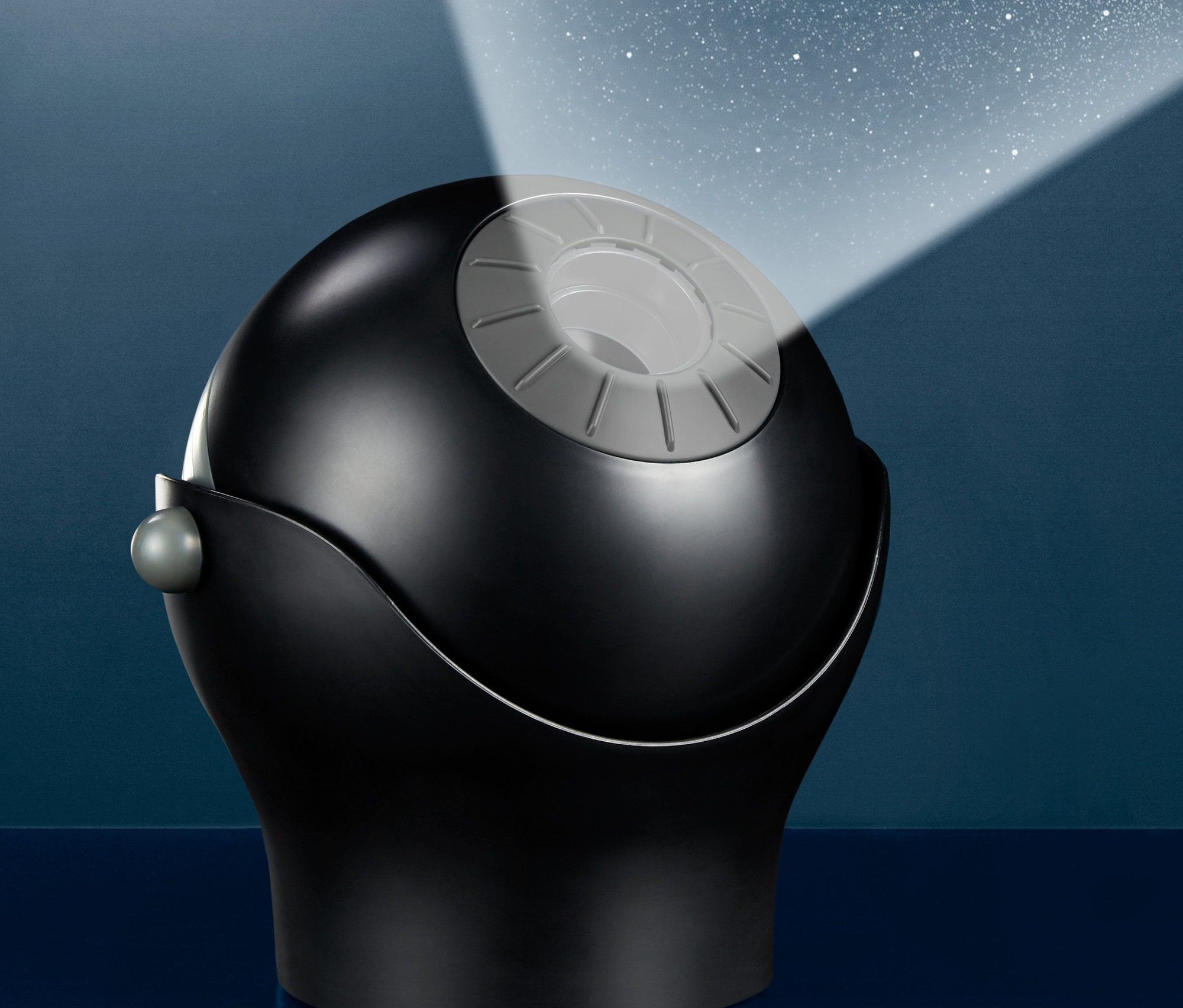 Czarne domowe planetarium wyświetla gwiazdy na ścianie.