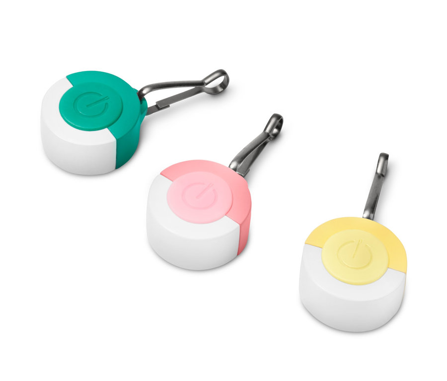 Trzy przywieszki odblaskowe LED z karabińczykiem w kolorze zielonym, różowym i żółtym.