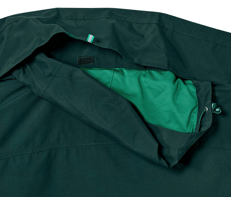 Szczegół zielonej kurtki outdoorowej.