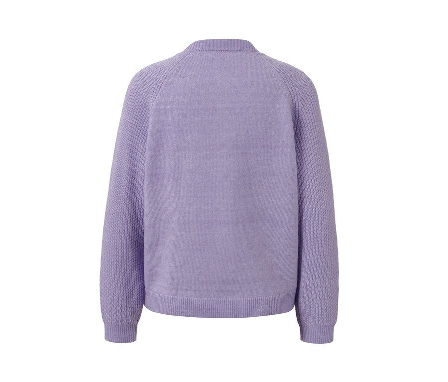 Widok z tyłu fioletowego kardiganu dzianinowego.