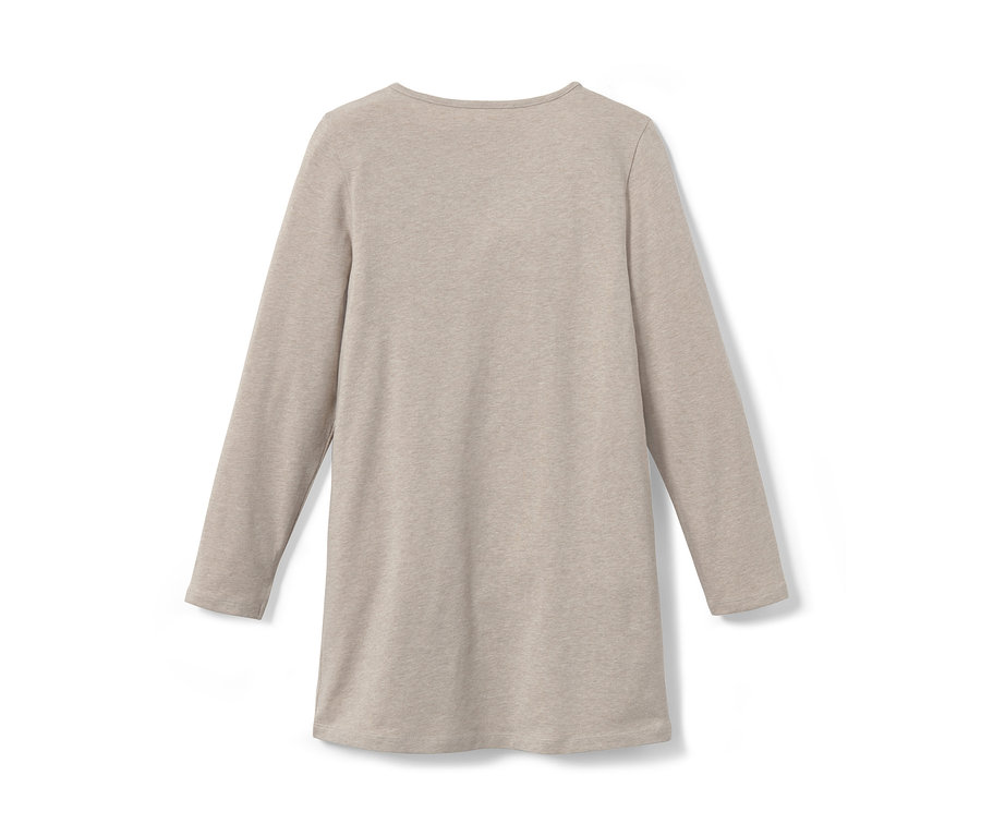 Beżowa piżama z długim rękawem na białym tle.