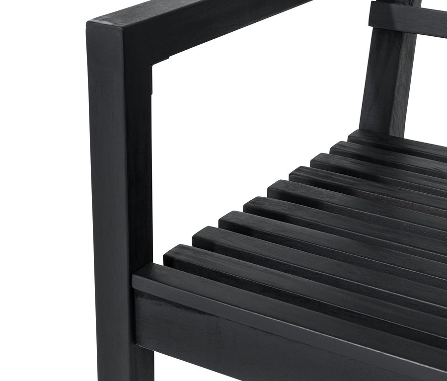 Szczegół ławki ogrodowej z podłokietnikami.