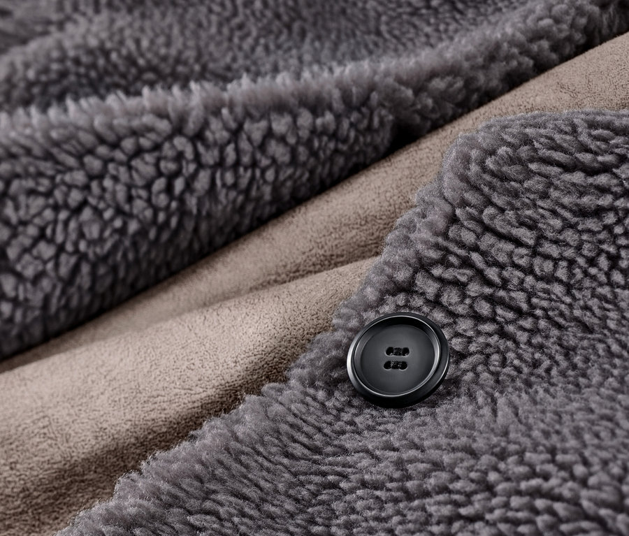 Zbliżenie na pluszowy płaszcz z kapturem.