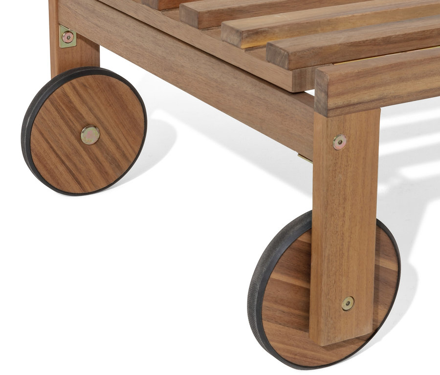 Szczegół rozkładanego leżaka z kółkami.