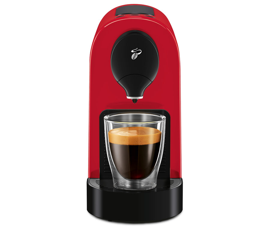 Czerwony ekspres do kawy Cafissimo pure+ z filiżanką kawy.