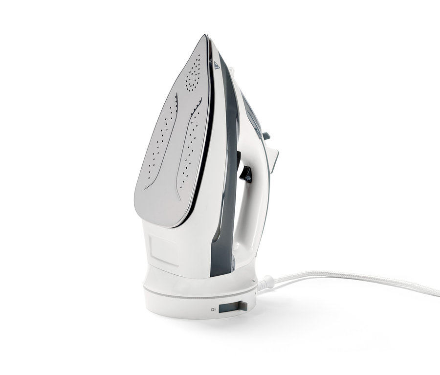 Zbliżenie bezprzewodowego żelazka parowego w kolorze białym i szarym z przewodem.