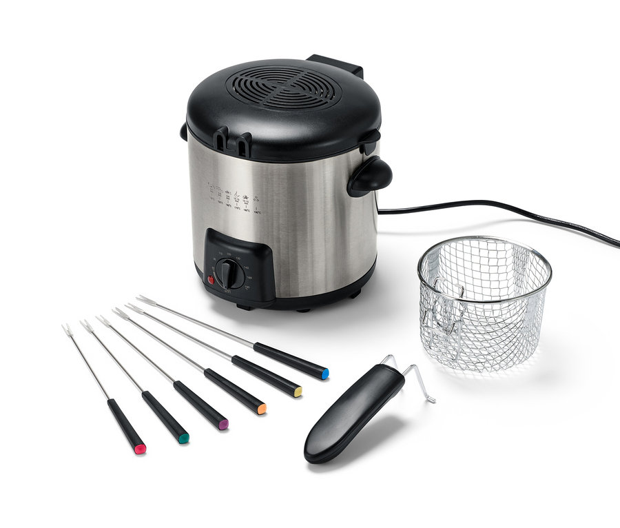 Miniaturowa frytkownica i zestaw do fondue z sześcioma kolorowymi widelcami i koszykiem.