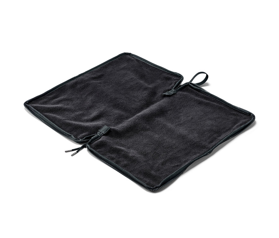 Czarna podkładka do przebierania i worek na mokre rzeczy 2 w 1 rozłożone na białym tle.