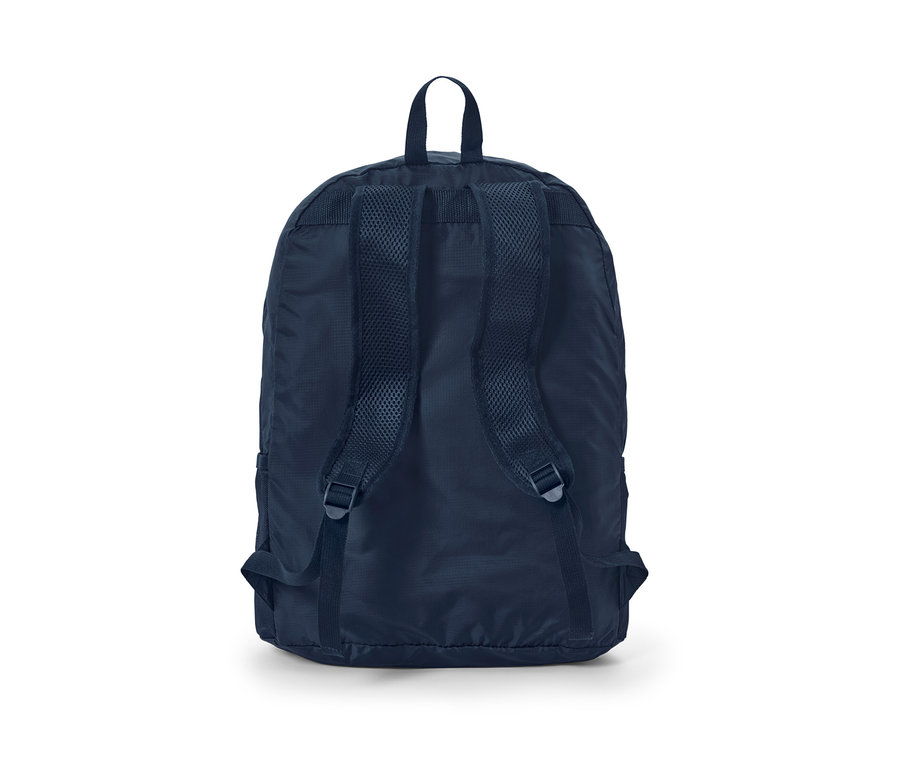 Szczegółowy widok z tyłu granatowego składanego plecaka.