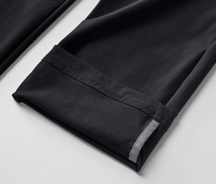 Zbliżenie na czarne spodnie softshellowe.