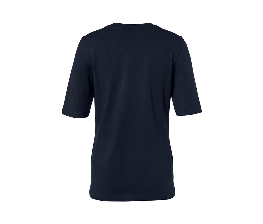 Granatowa koszulka z półdługim rękawem.